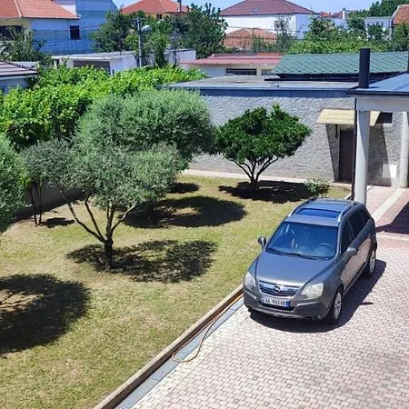 4 Stinet Apartment *
